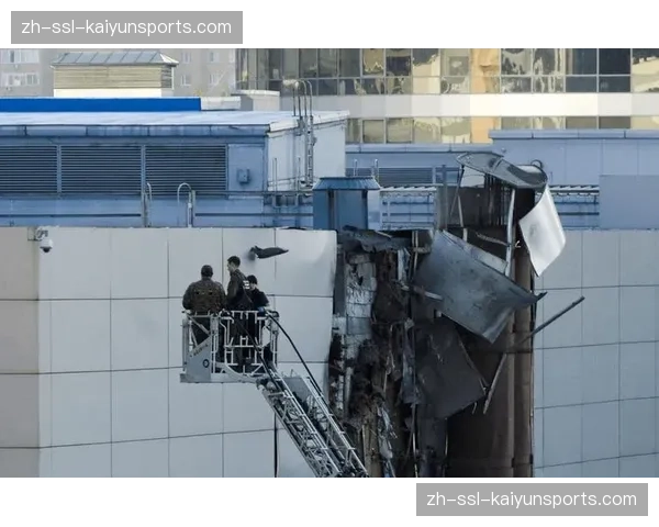 法国赛场馆因强风短暂关闭顶棚，比赛中断20分钟