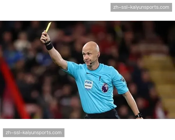 主裁奥利弗在2026年3月比赛最后时刻听取VAR回放，全场寂静