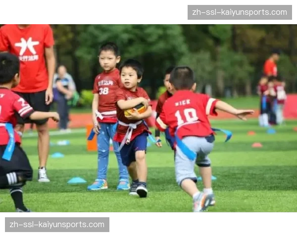 侧记:法国儿童在中场休息时进行腰旗橄榄球表演赛 侧记:法国儿童在中场休息时进行腰旗橄榄球表演赛