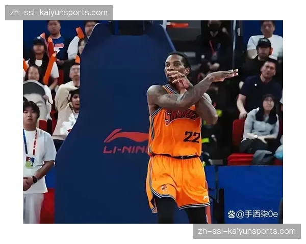 特写：老将乔·桑顿现身枫叶队主场，为昔日队友加油助威